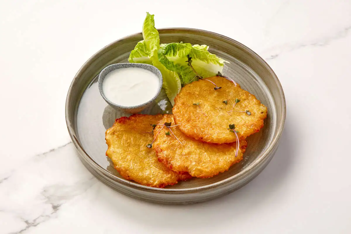 Драники со сметаной и зеленью