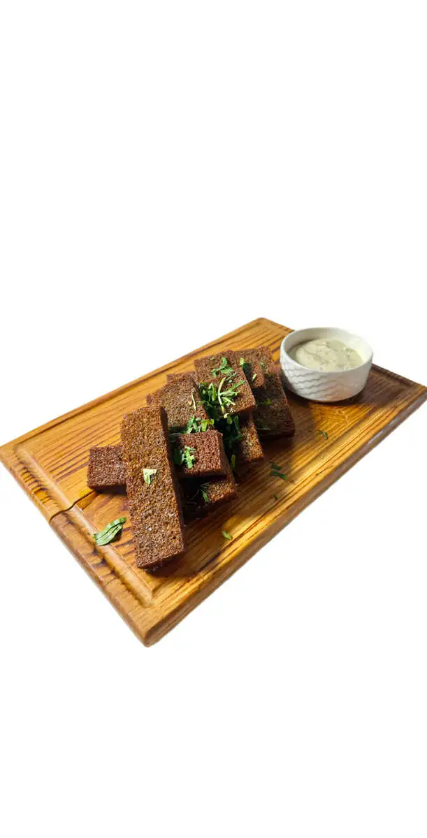 Гренки из черного хлеба с чесночным соусом