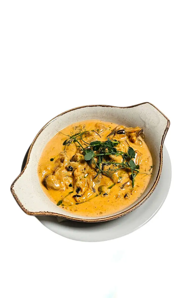 Мидии в сливочно -чесночном соусе с базиликом