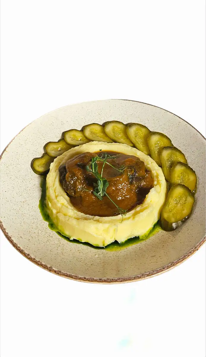 Бефстроганов из говядины с пюре и солеными огурчиками