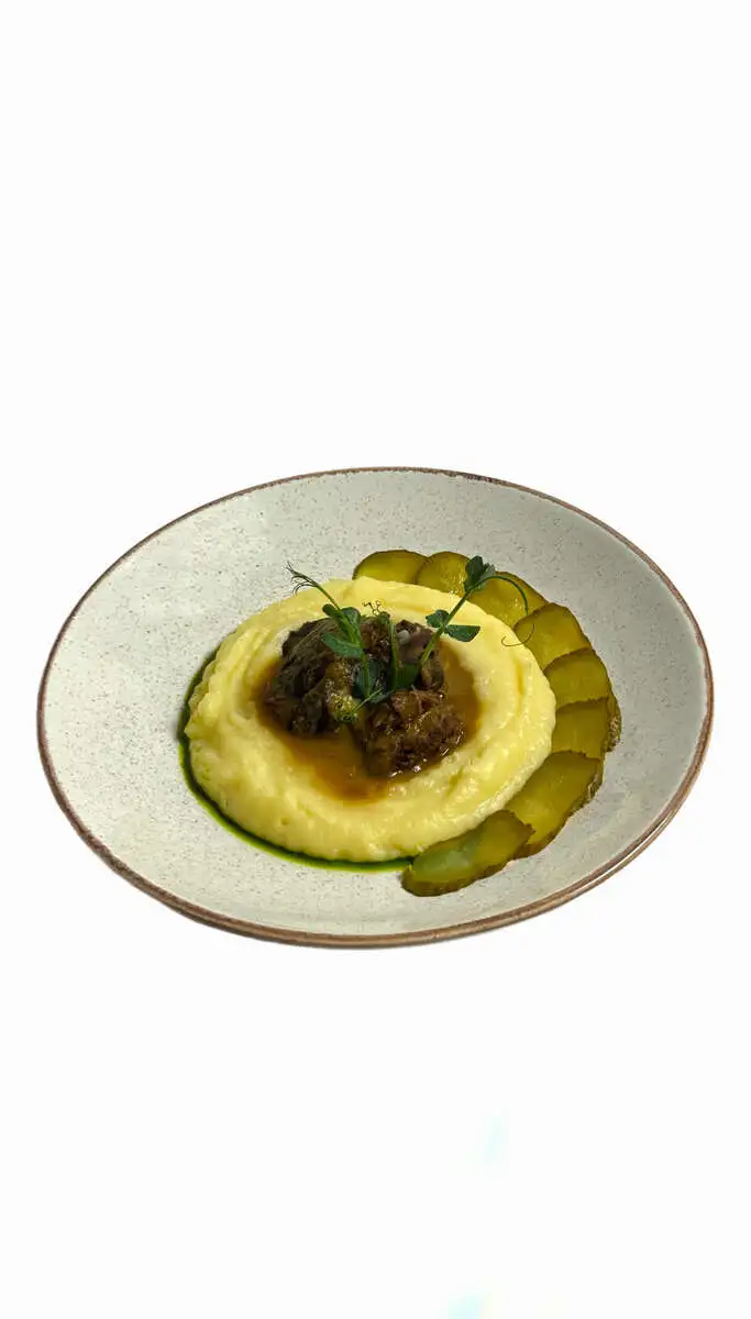 Томленые телячьи щечки с овощным пюре