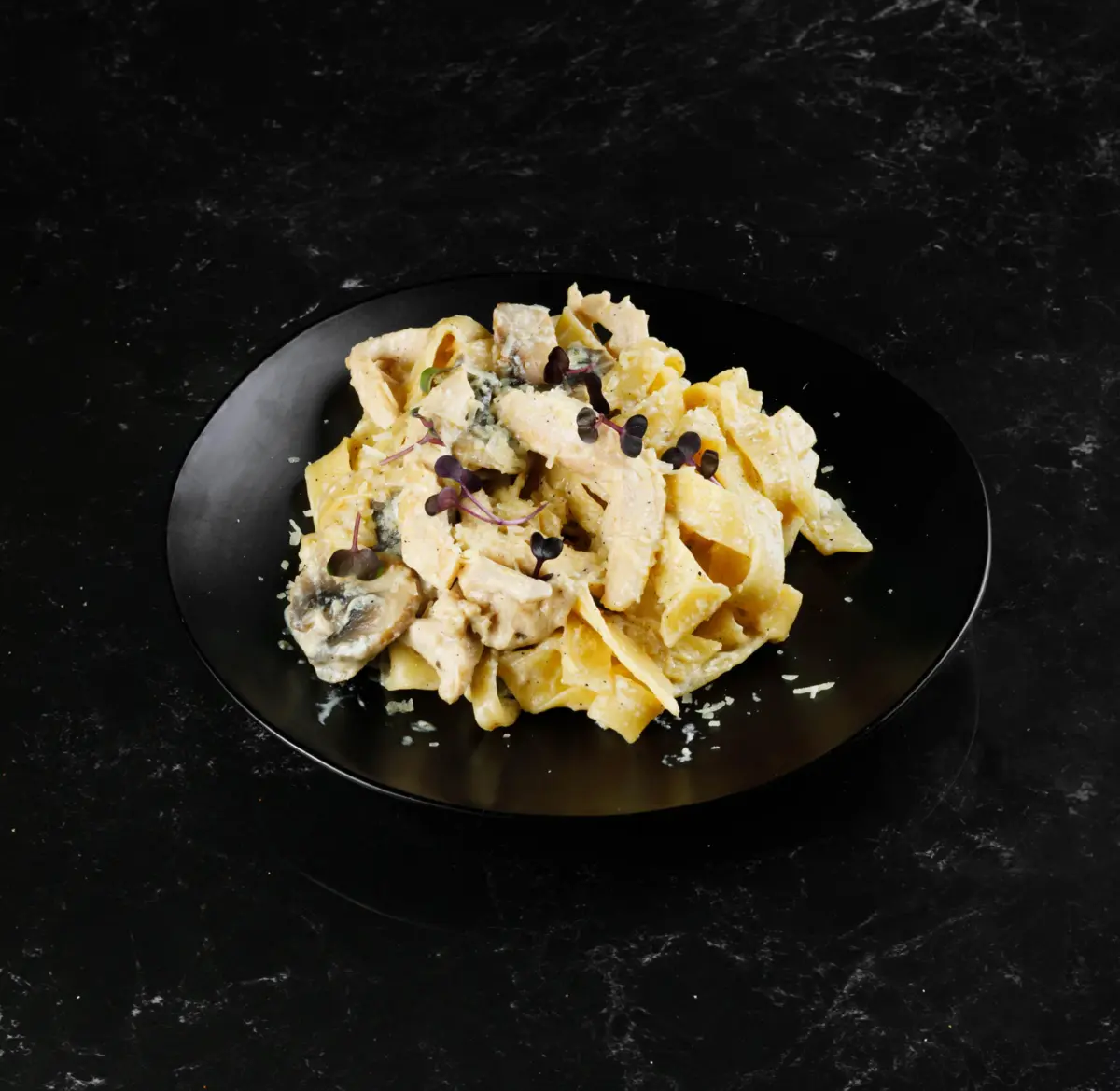 Паста с курицей и грибами