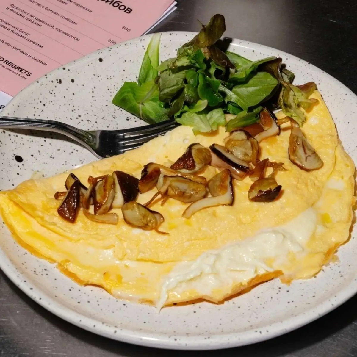 Омлет со страчателлой из молока джерсийских коров и белыми грибами