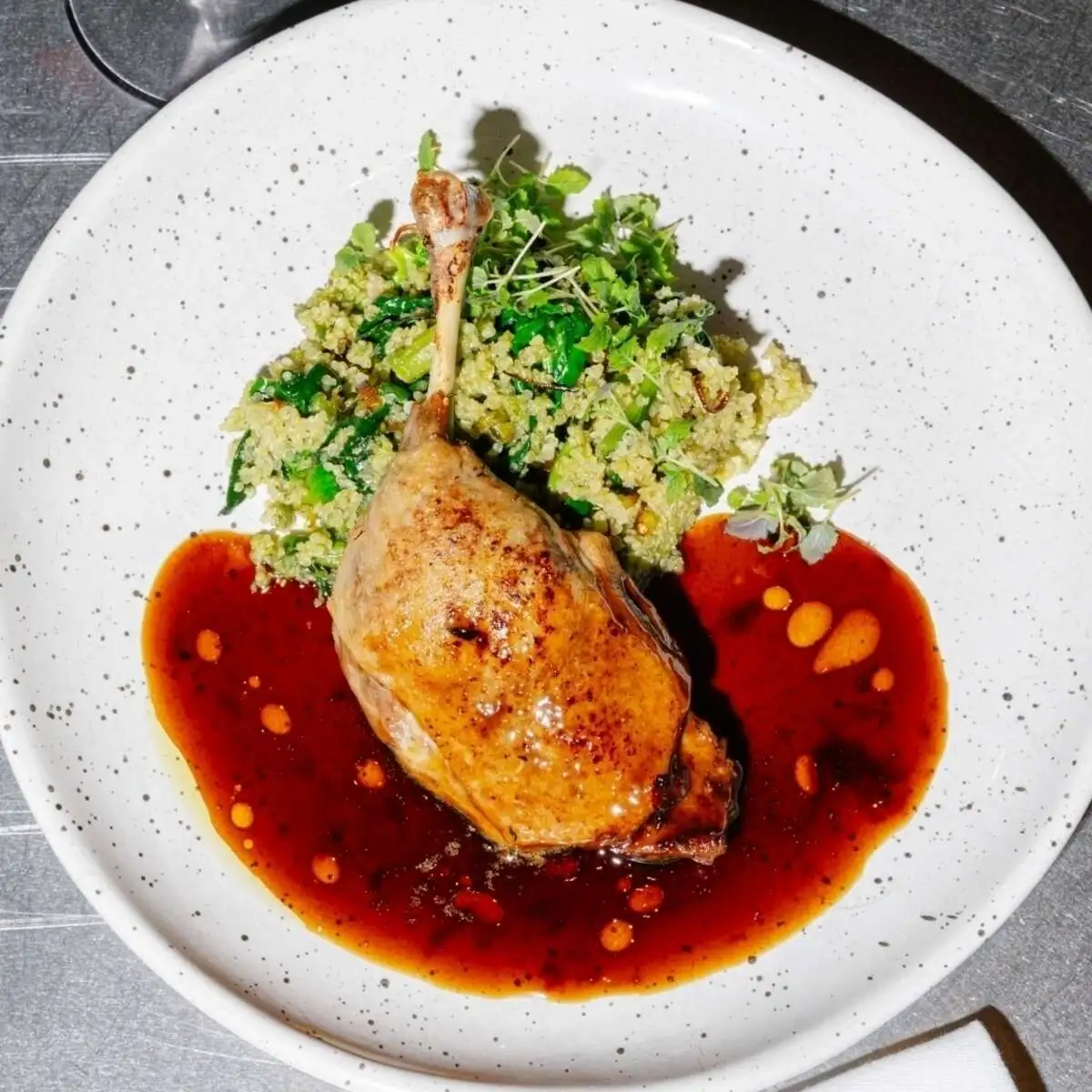 Утиная ножка конфи с киноа, спаржей и луком порей