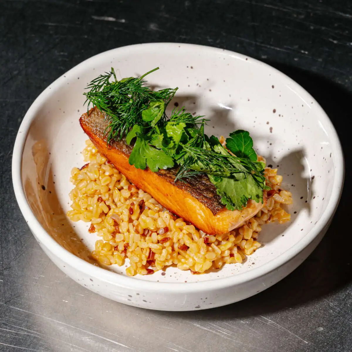 Стейк из лосося с диким рисом