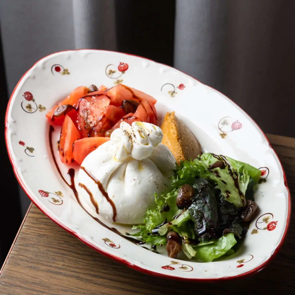 Буррата с томатами