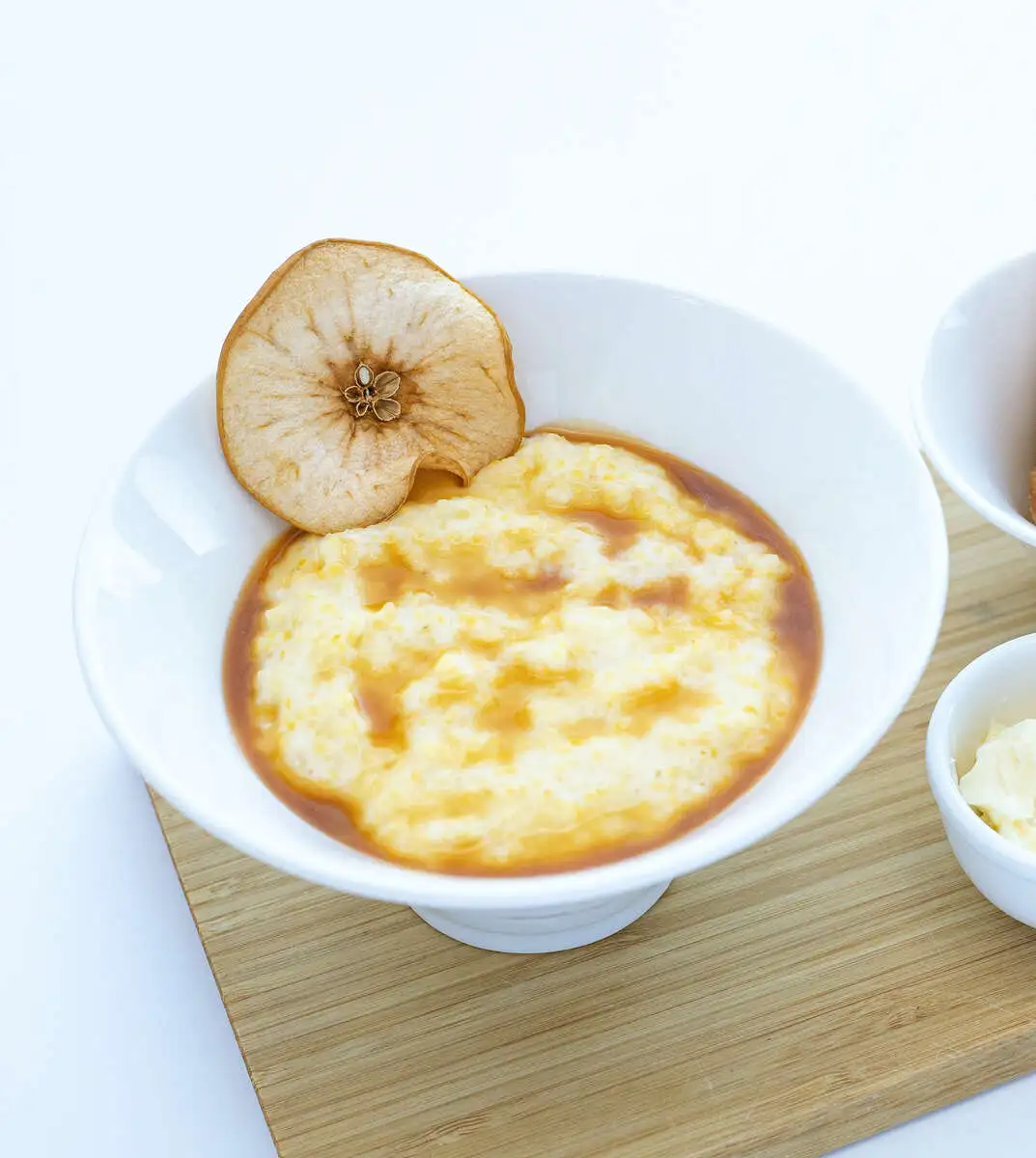 Кукурузная каша с яблоками и солёной карамелью