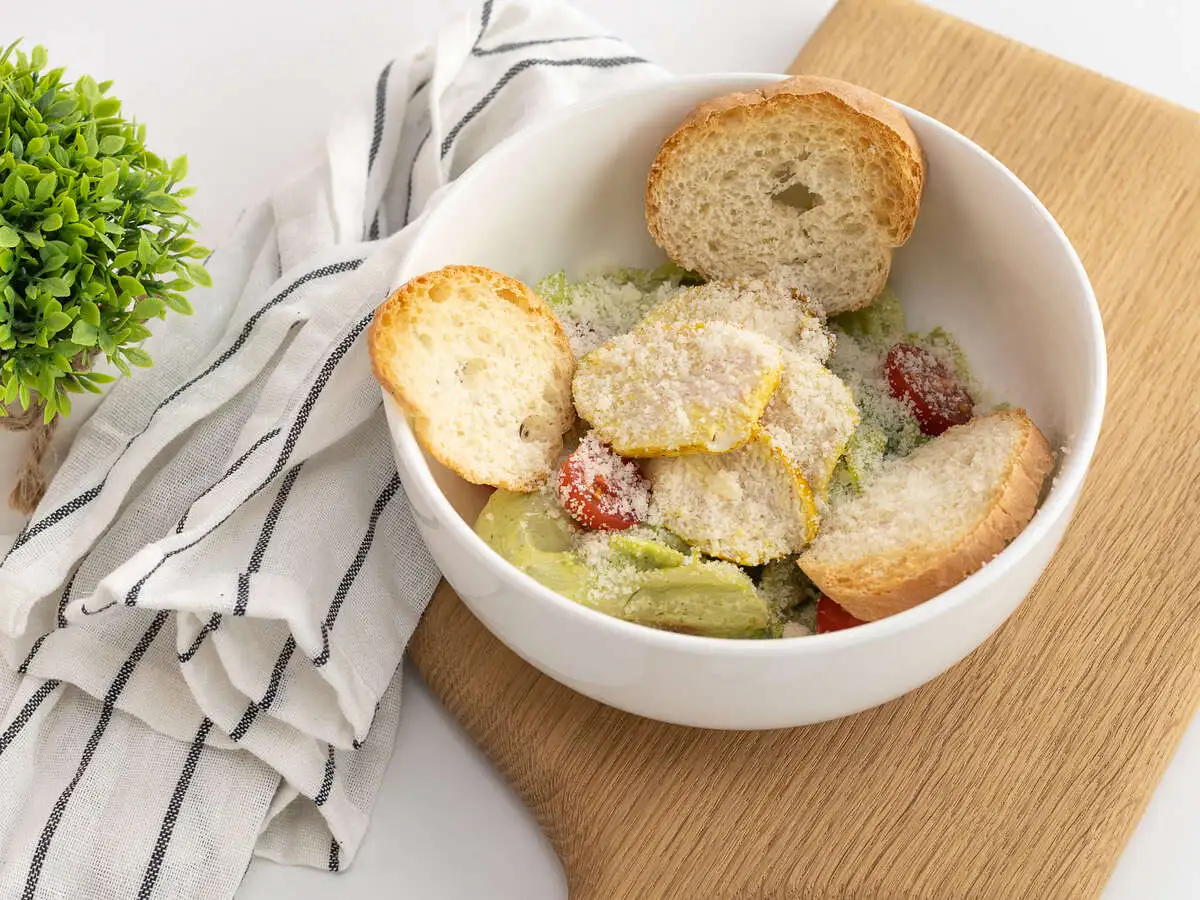 Салат Цезарь с курицей