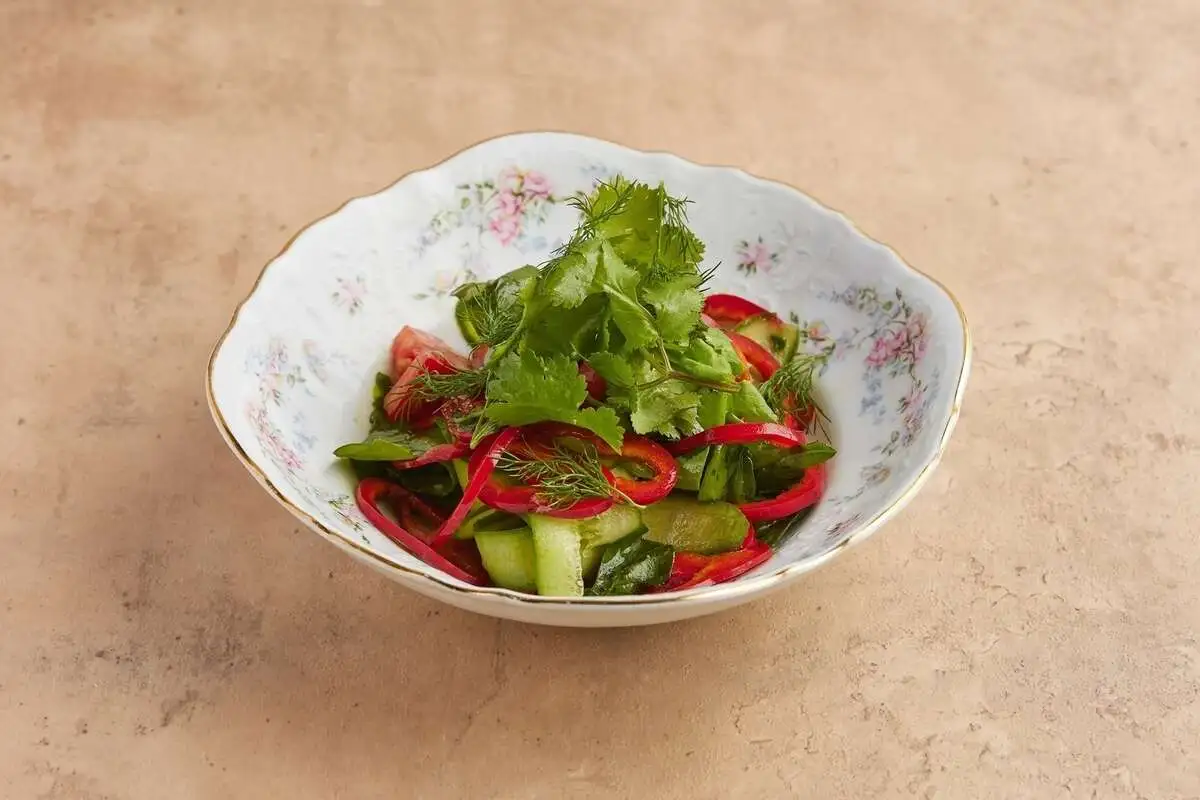 Салат из томатов и перца ромиро