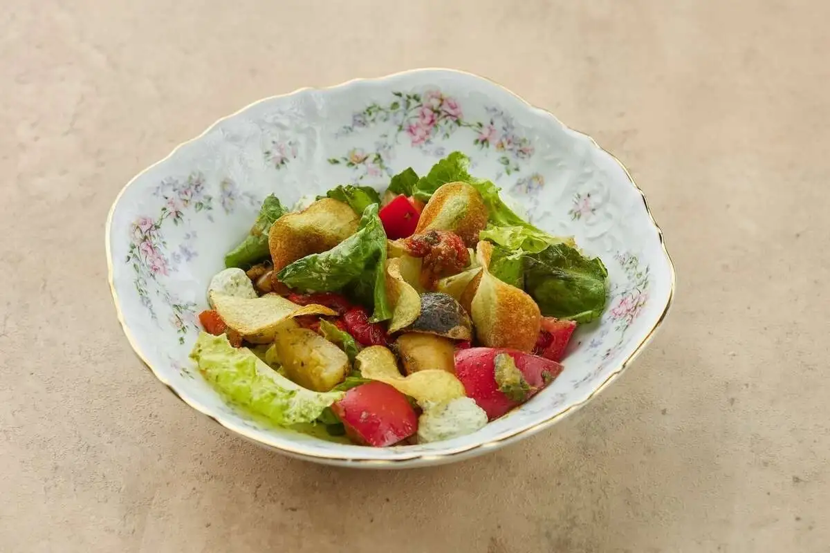 Салат из печеных овощей с соусом из трав