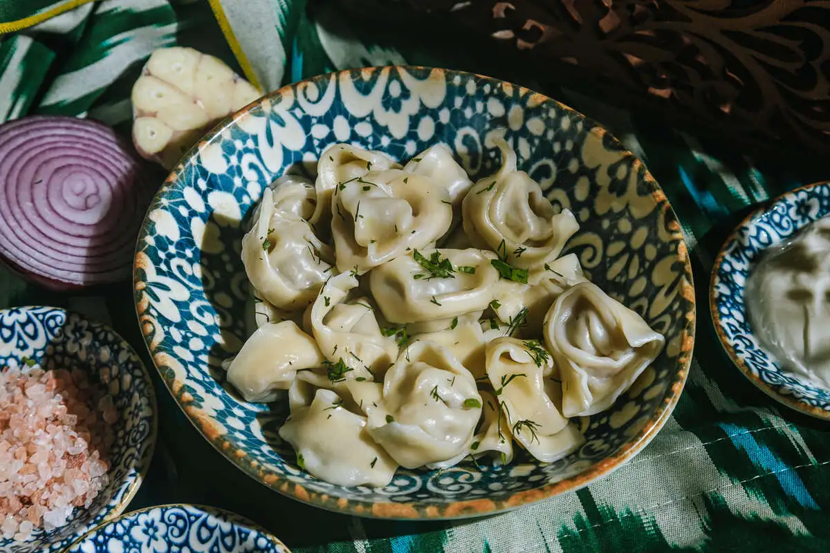 Пельмени вареные со сметаной