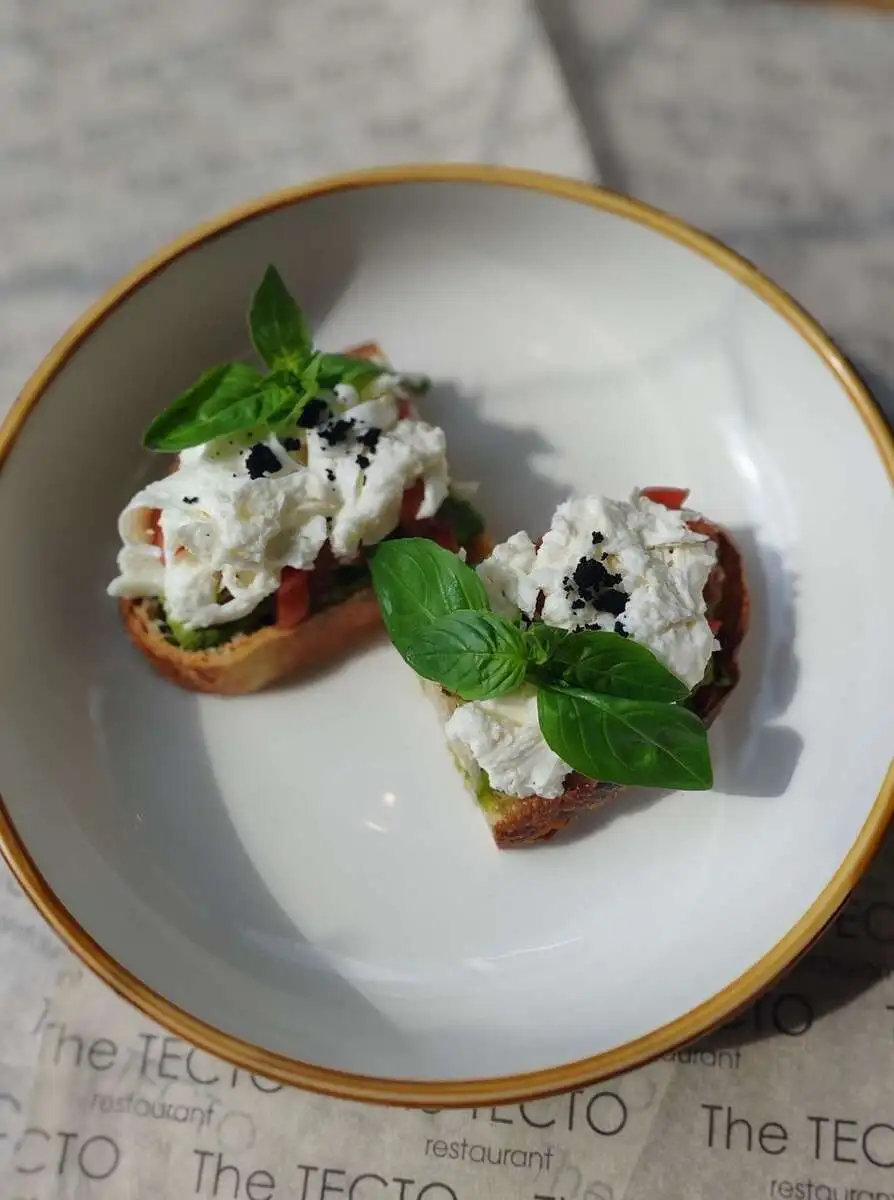 Брускетта с томатами,сыром Моцарелла и соусом Песто