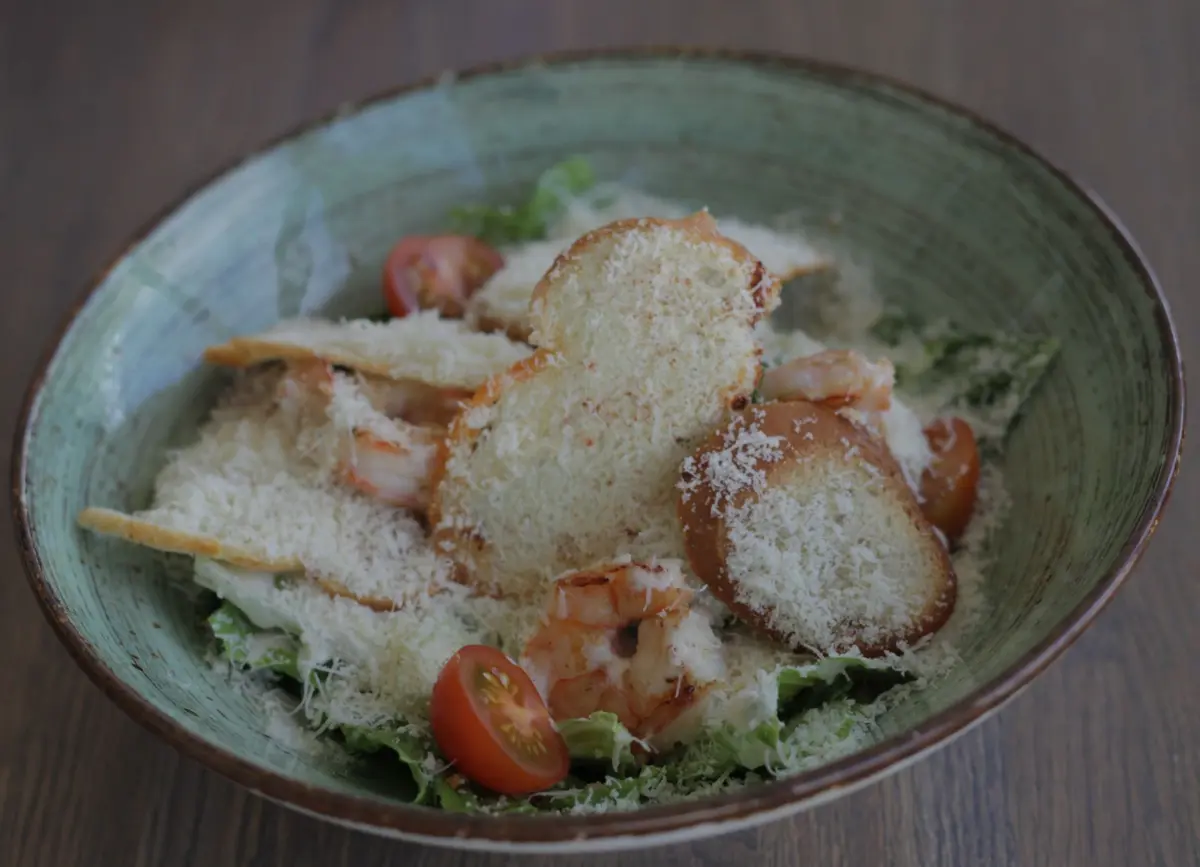 Салат Цезарь с тигровыми креветками