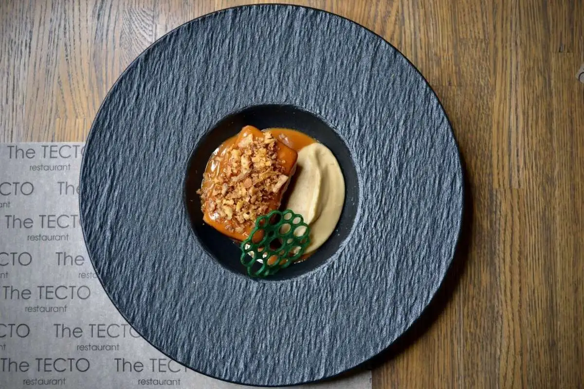 Стейк из тунца с печеным кремом сельдерея