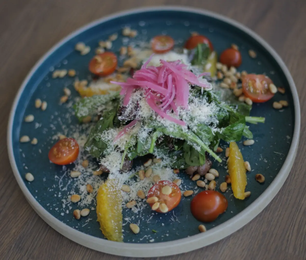 Салат с печенью,маринованным луком и кедровыми орешками