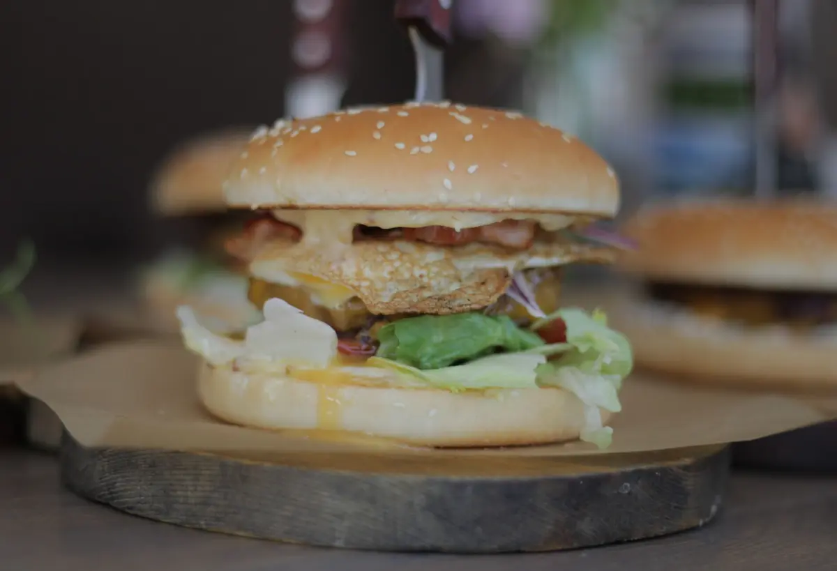 Бургер с яйцом и беконом