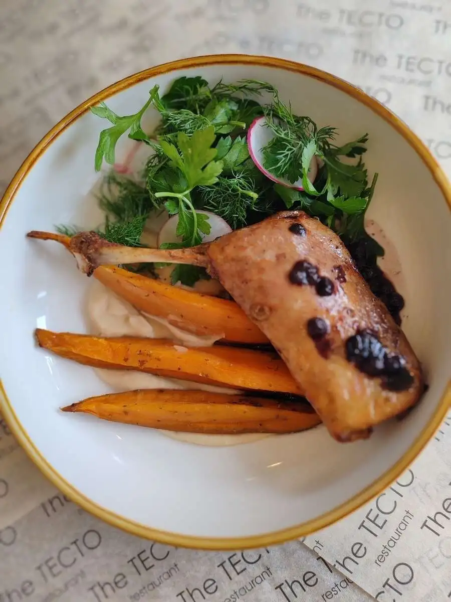 Утиная ножка с бататом и соусом из черники