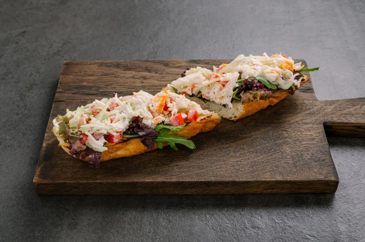 БРУСКЕТТА С КАМЧАТСКИМ КРАБОМ