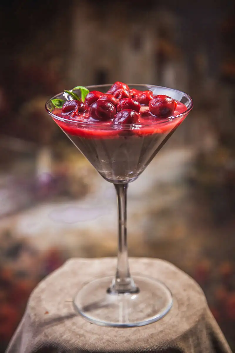 Шоколадный мусс с вишней