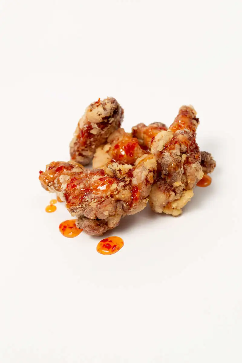 Жаренные куриные крылышки в сладком соусе чили