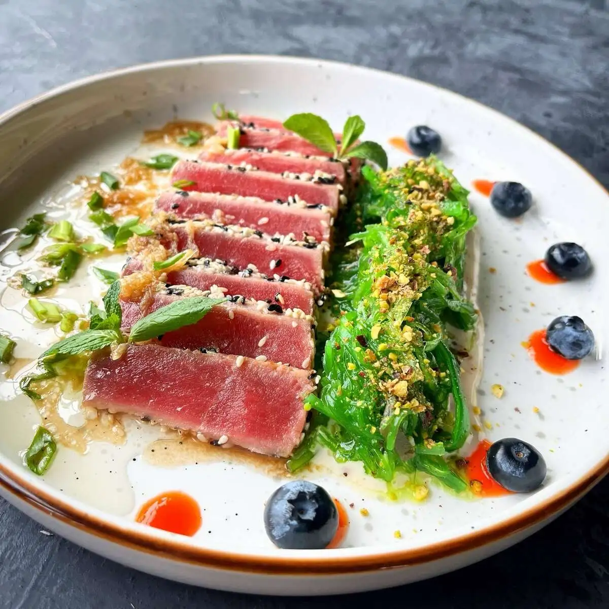 Татаки тунец с салатом чукка