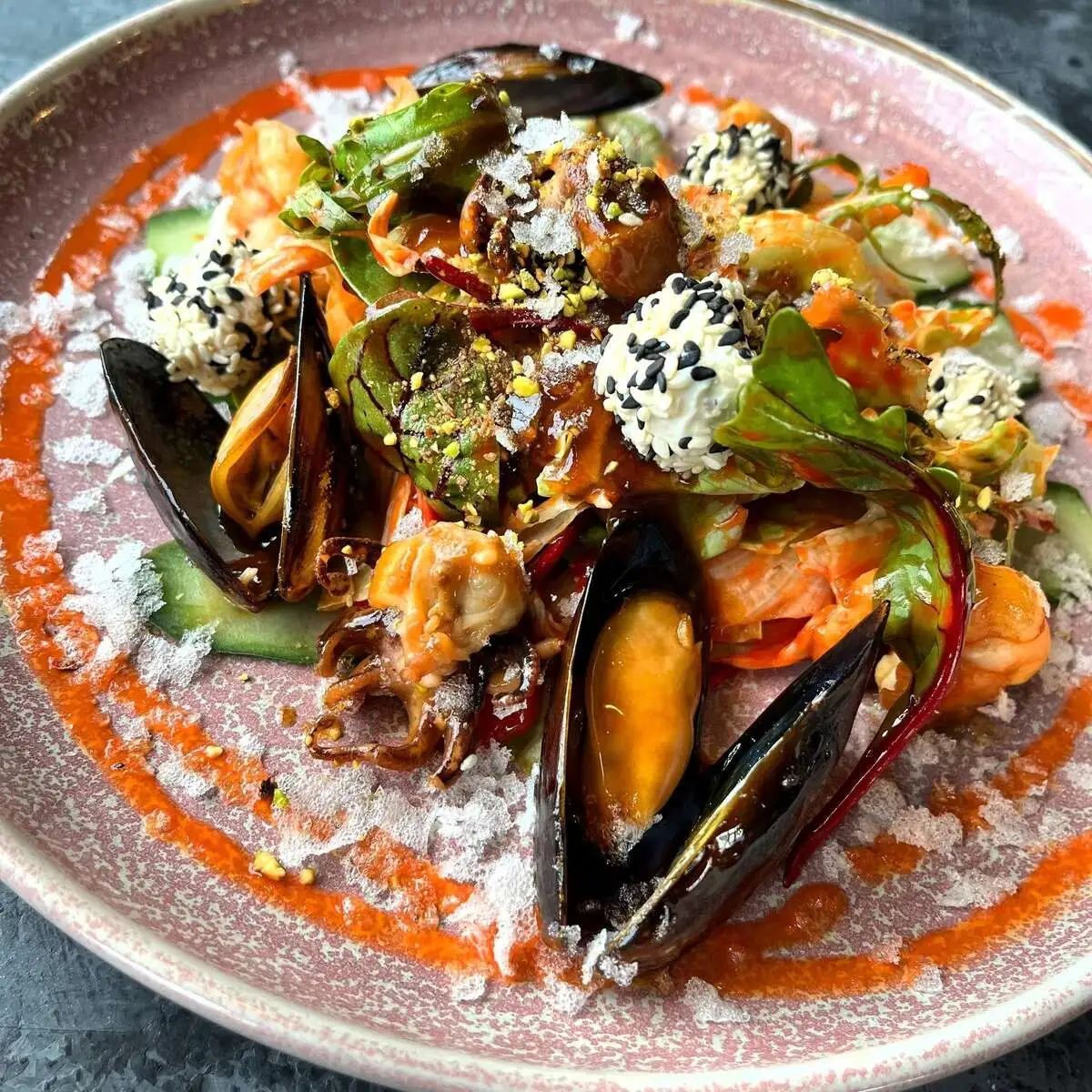 Тёплый микс с морепродуктами фисташками и соусом манго