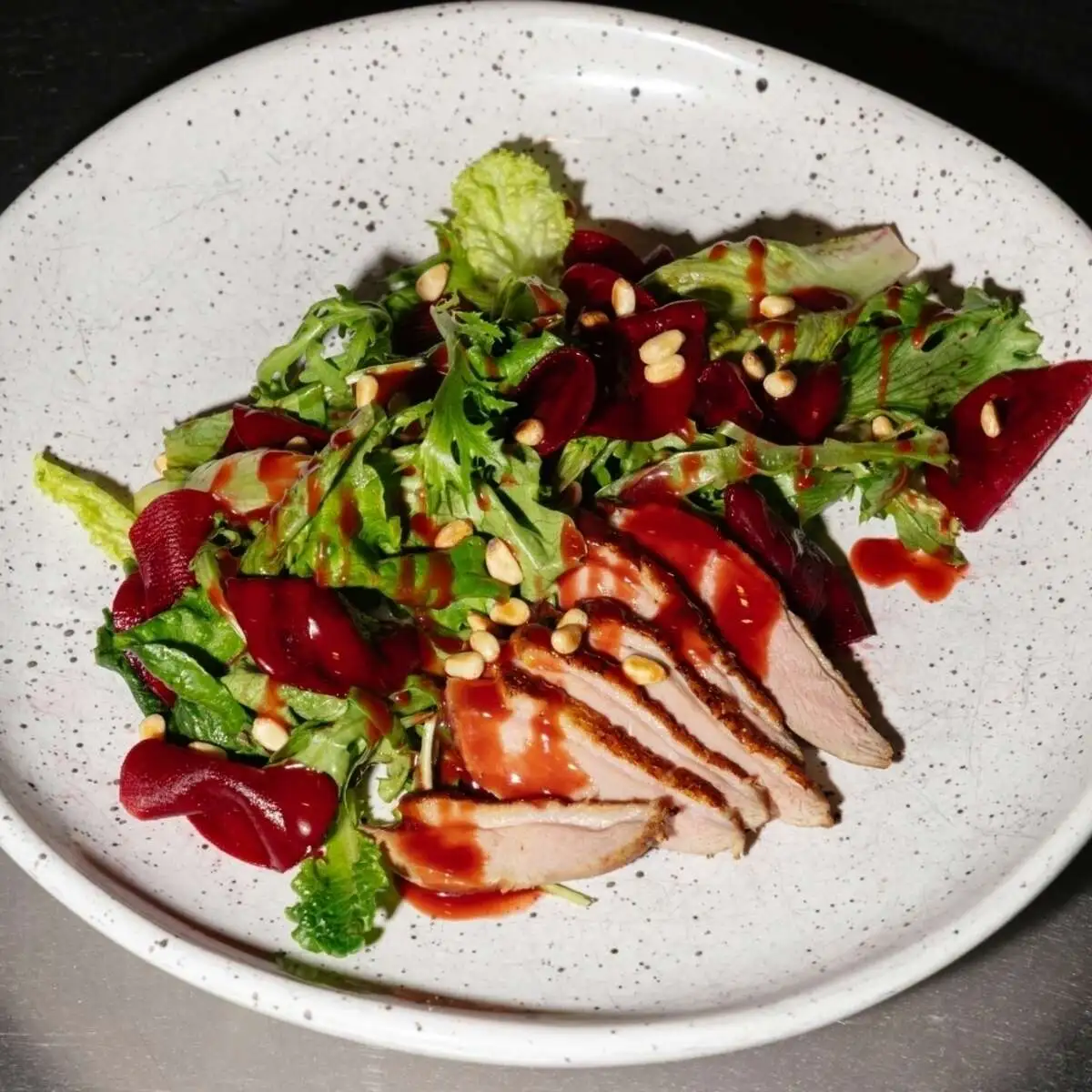 Салат с утиной грудкой, свеклой, киноа, малиновым понзу и кедровыми орехами