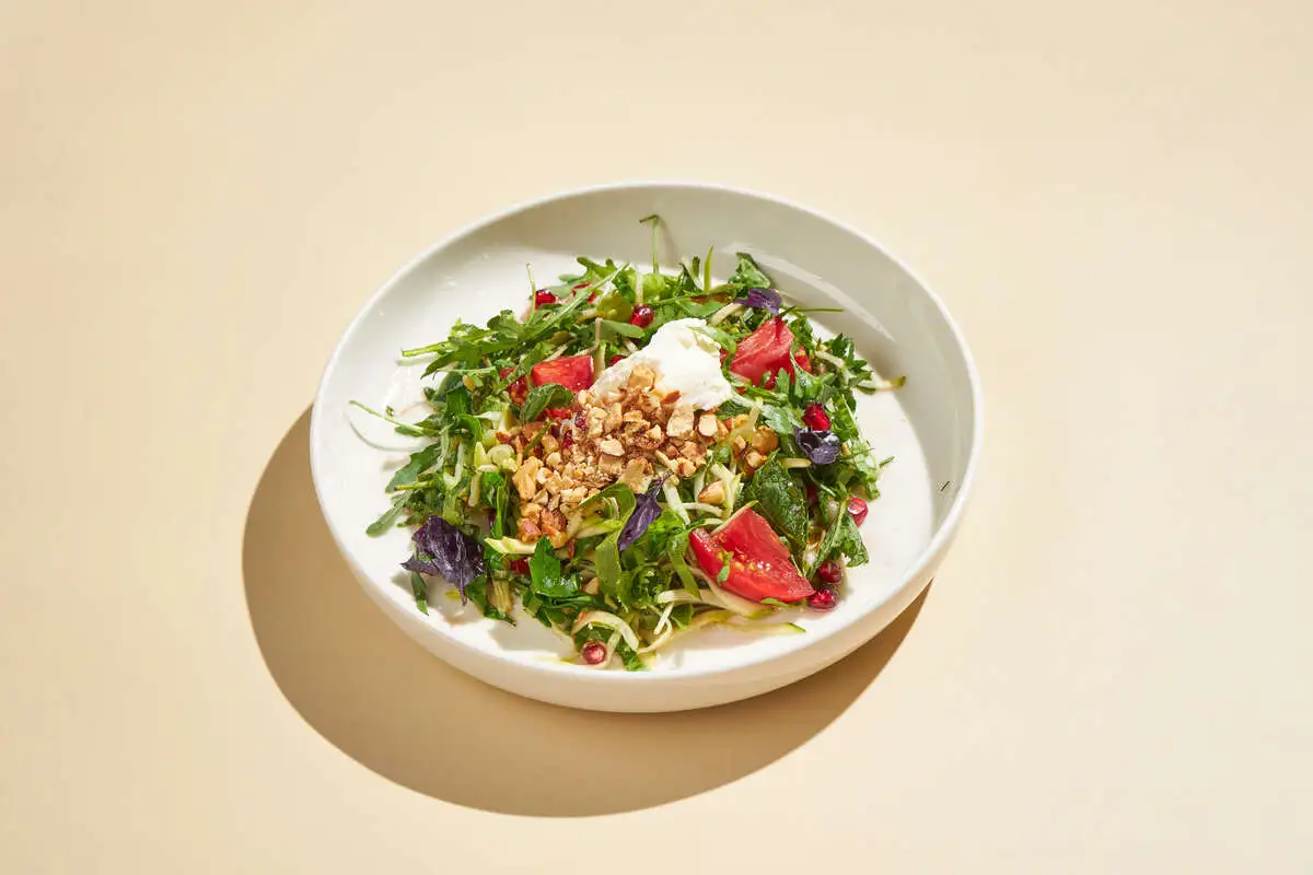 Салат из цукини розовыми томатами