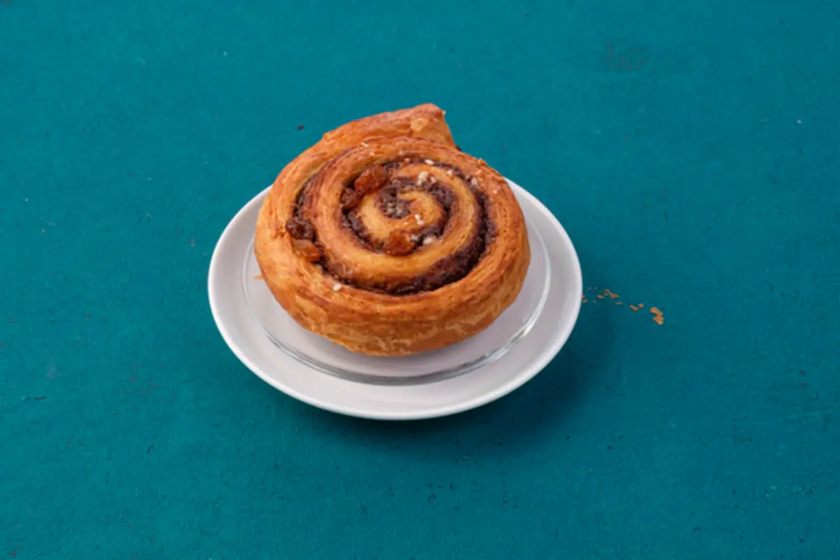 Булочка с изюмом