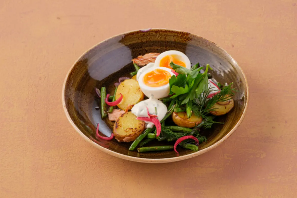 Теплый салат с копченой рыбой