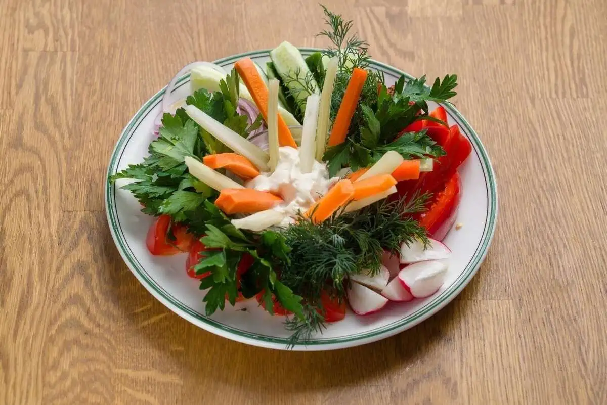 Свежие овощи и зелень