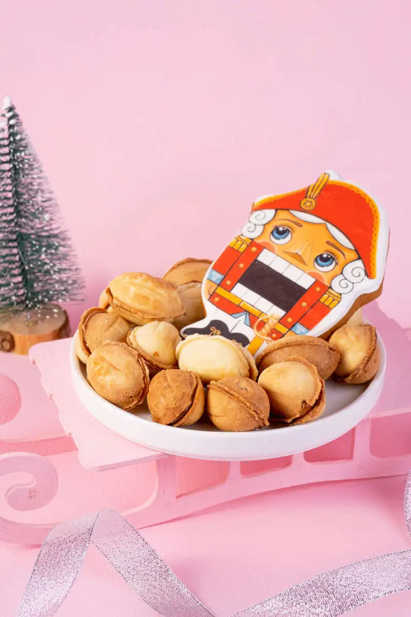 Щелкунчик и орешки с вареной сгущенкой