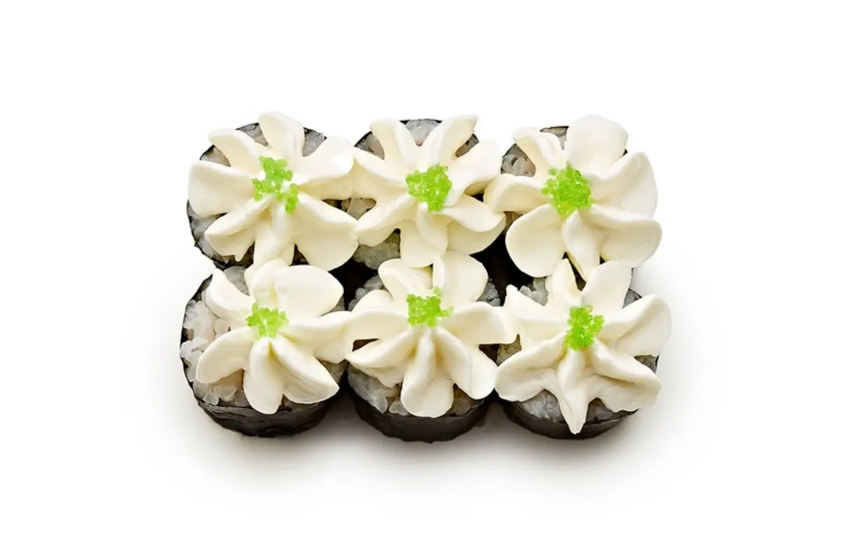 Ролл с томатами и зеленым луком 