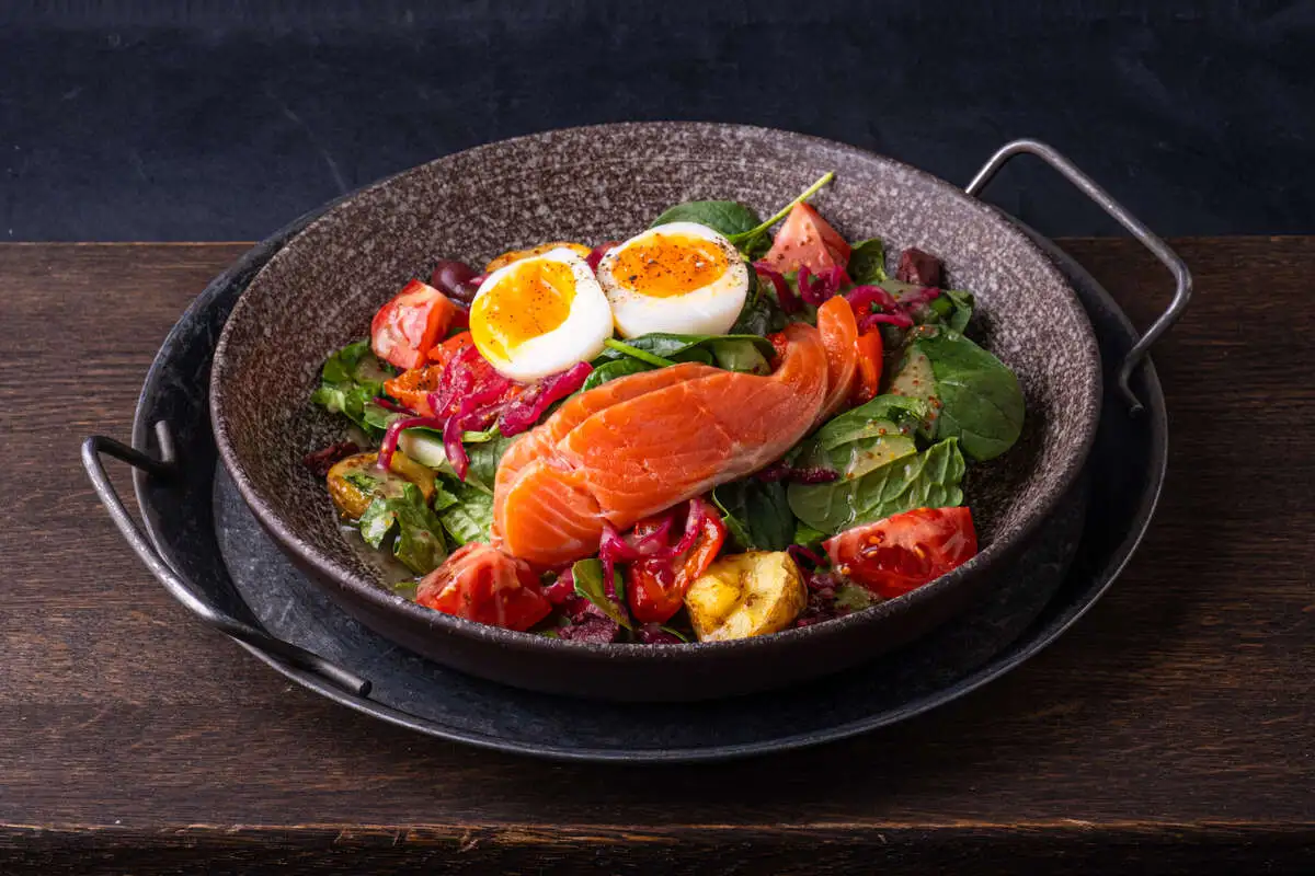 Салат с копченым лососем