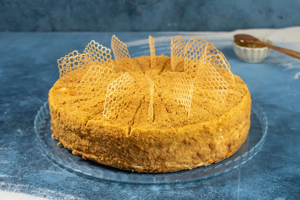 Медовик целый торт