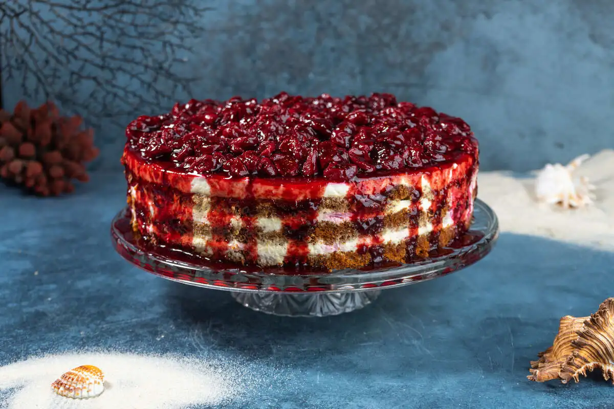 Морковный с вишней целый торт