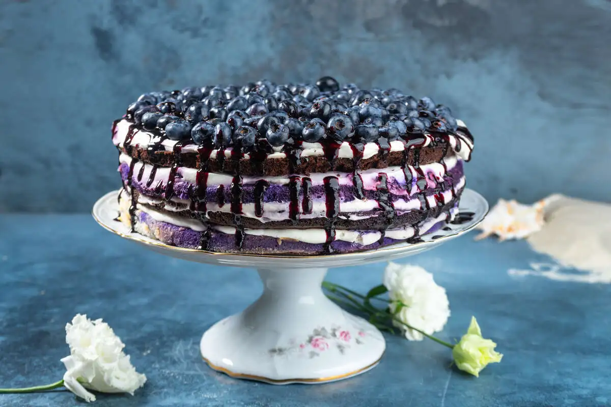 Черничный с ананасами целый торт