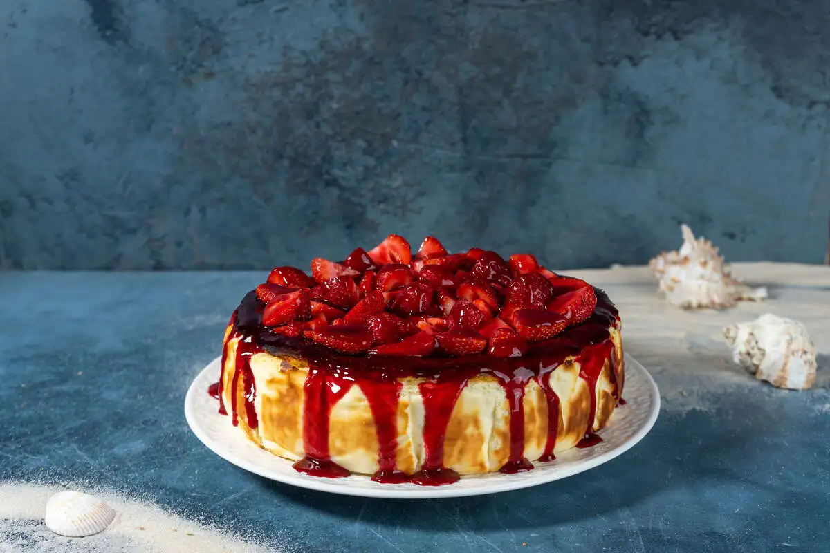 Чизкейк Сан Себастьян с клубникой