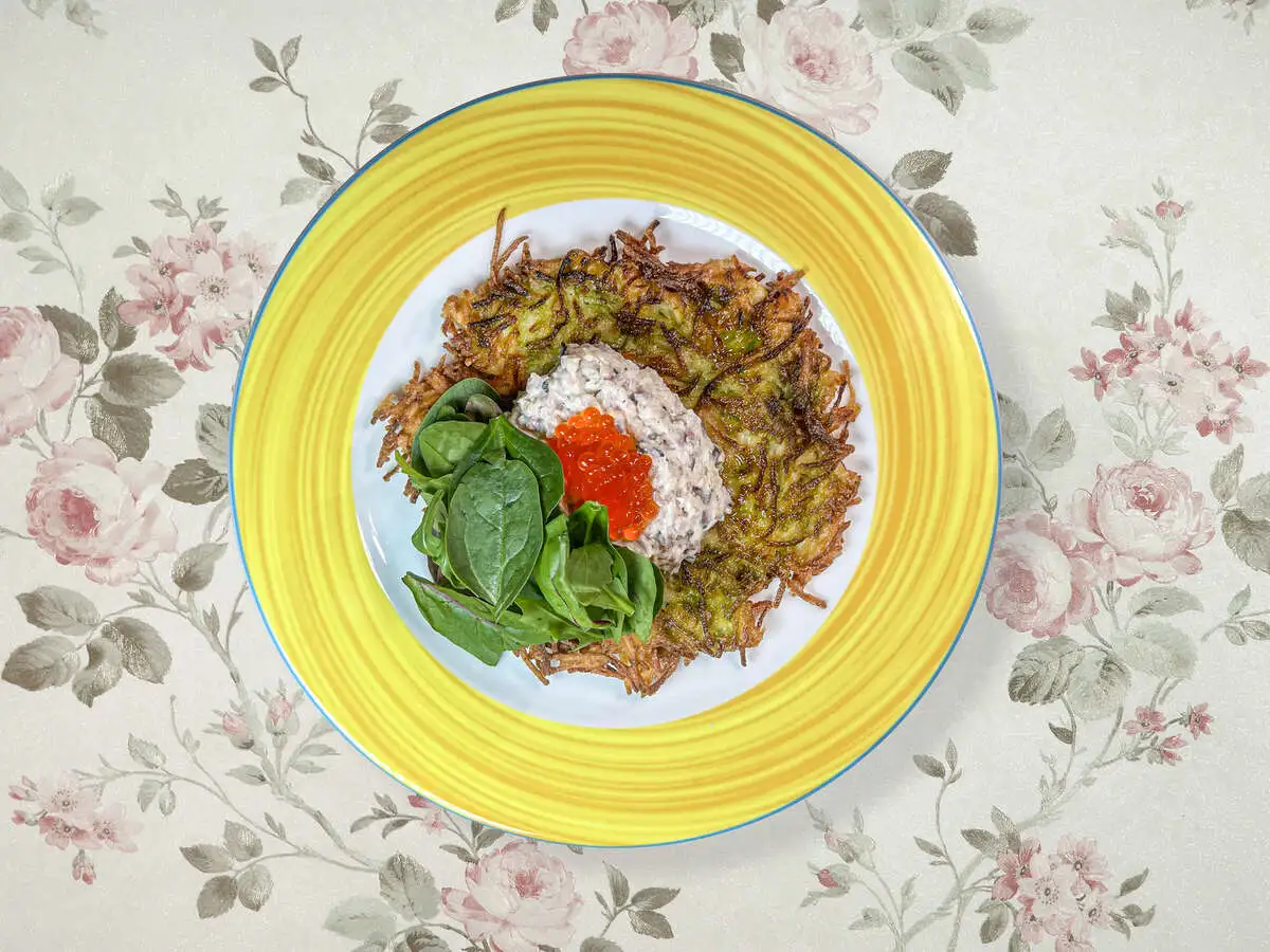 Драник с форшмаком, микс-салатом и икрой