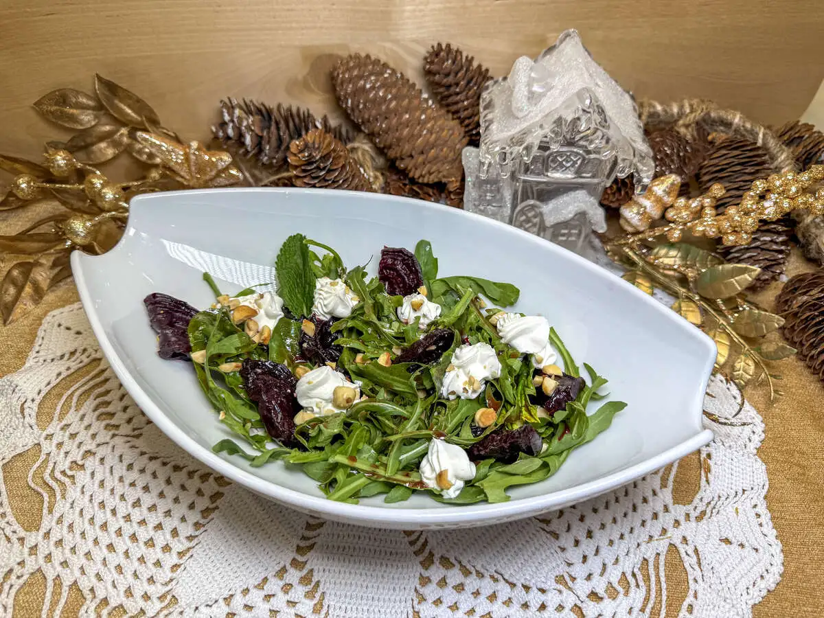 Салат из вяленой свеклы, рукколы и шпината с муссом из творожного сыра