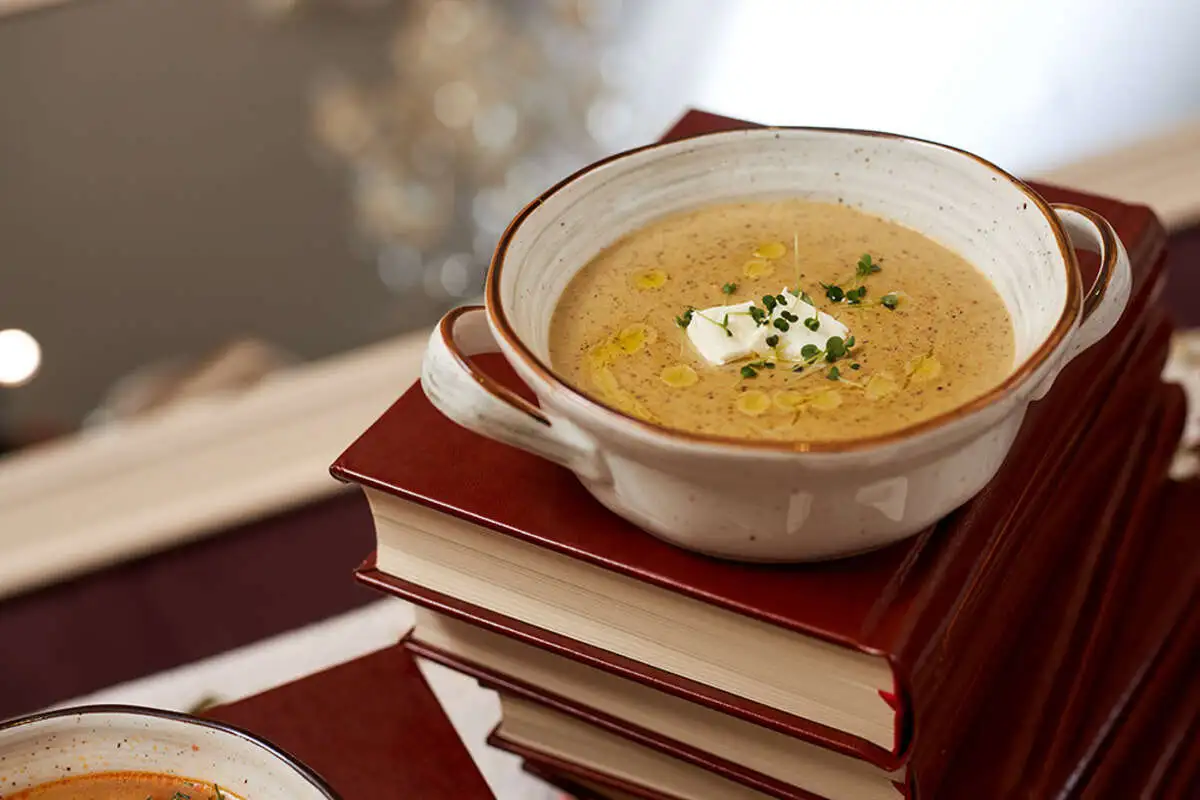 Крем-суп из спаржи и белых грибов, с молодым сыром и трюфельным маслом