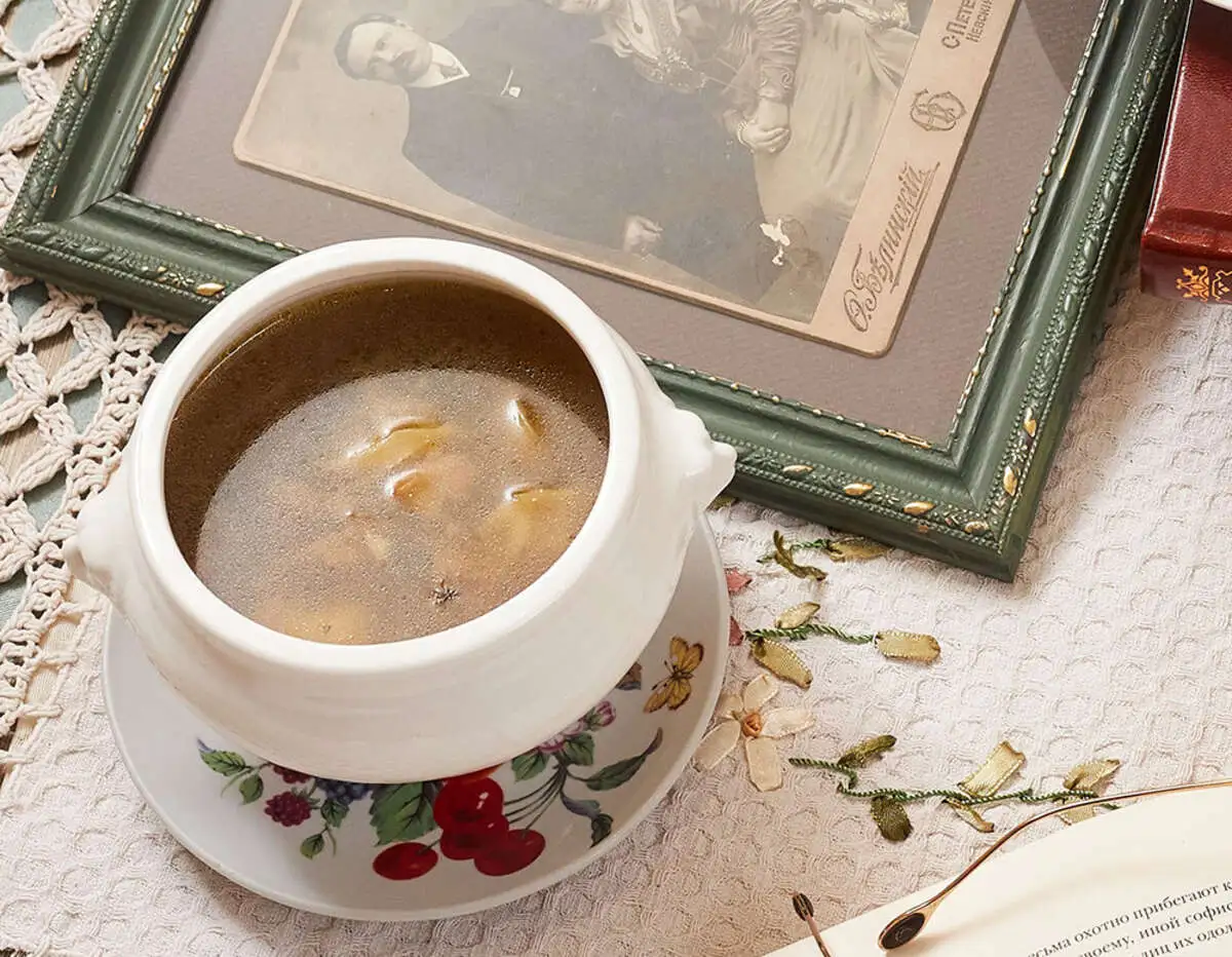 Суп-похлебка из белых грибов с мясными пельменями и сметаной