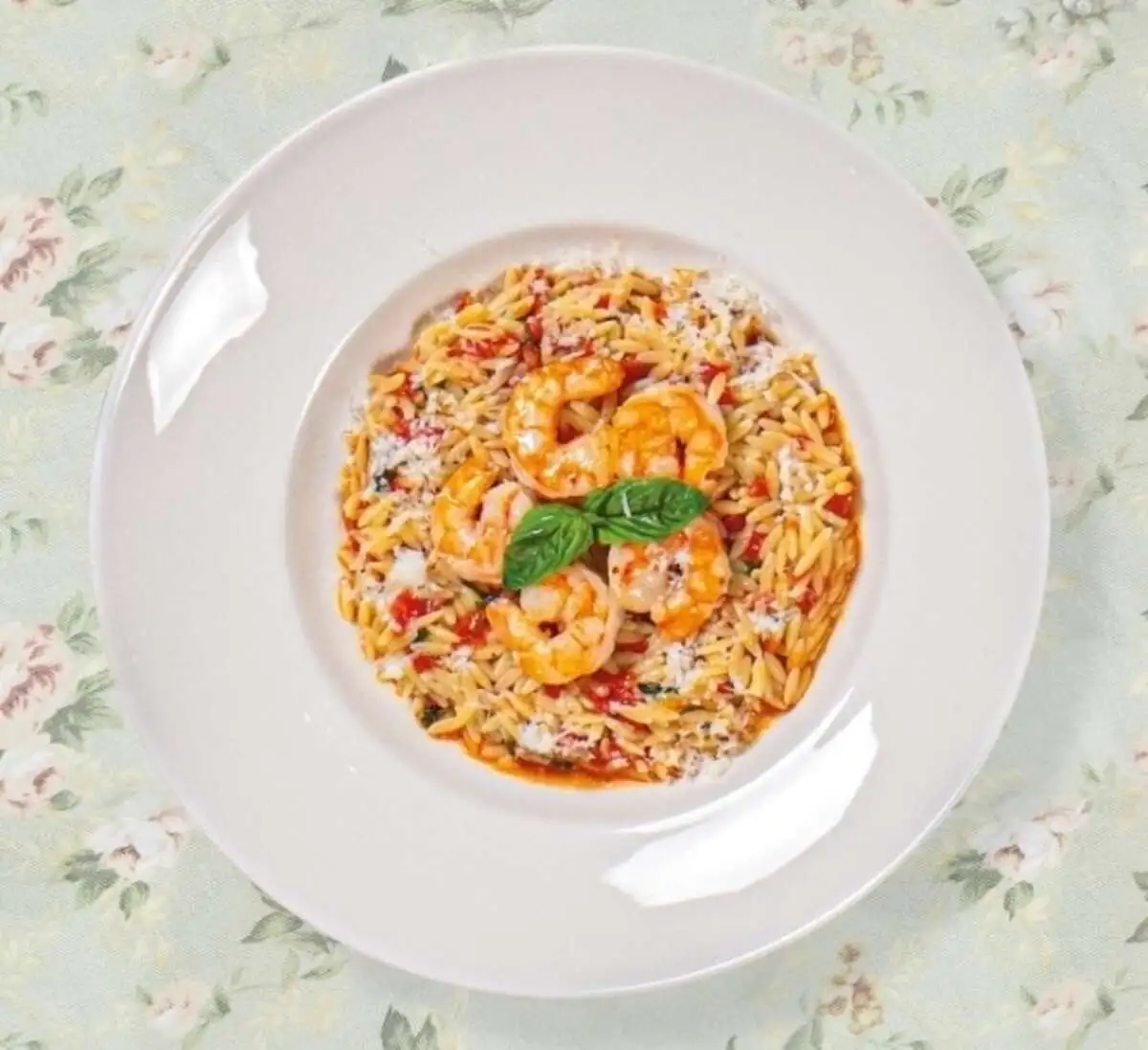 Паста с тигровыми креветками, в соусе из розовых томатов и сладкого чили