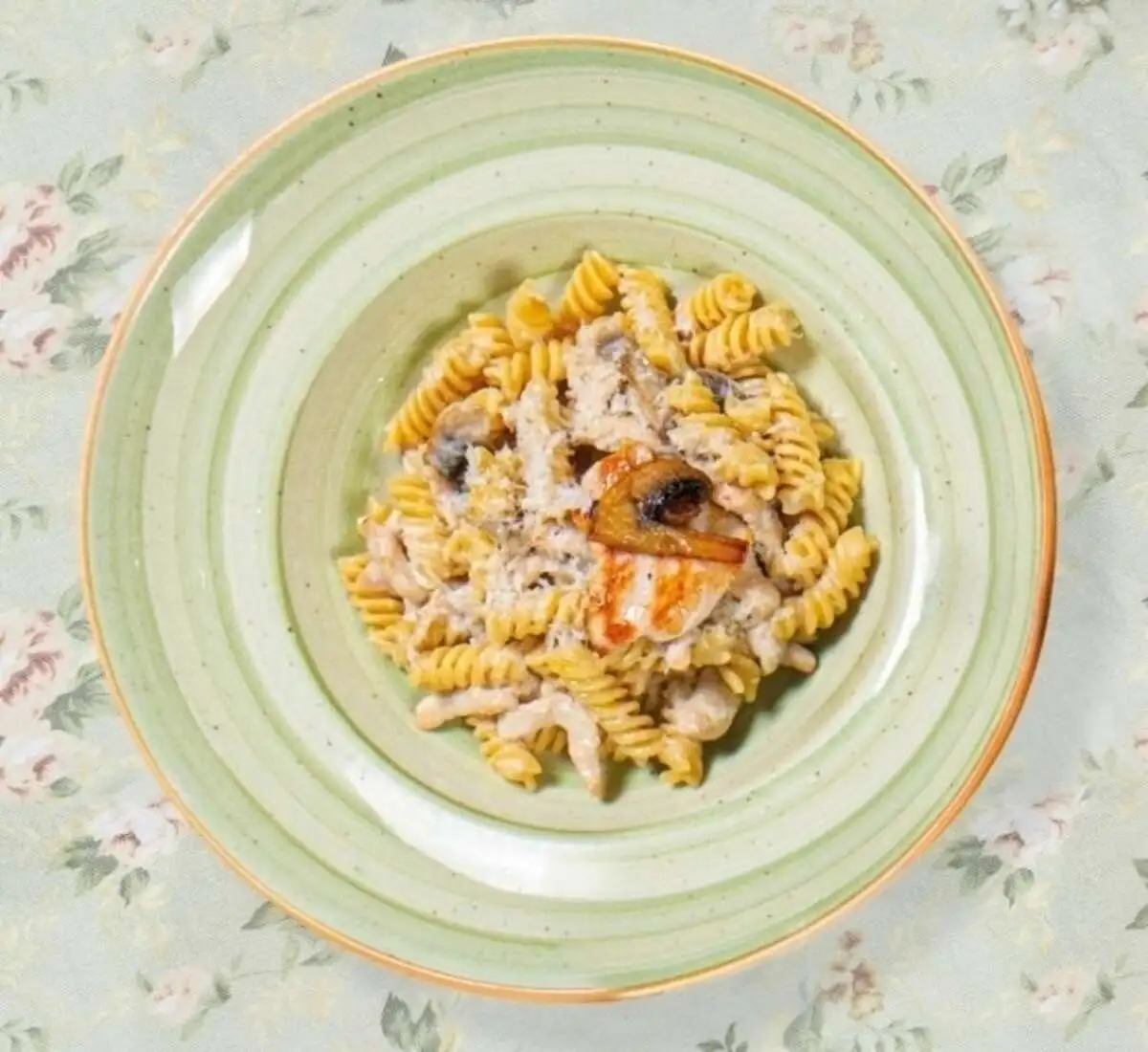 Паста сливочная с куриным филе и шампиньонами