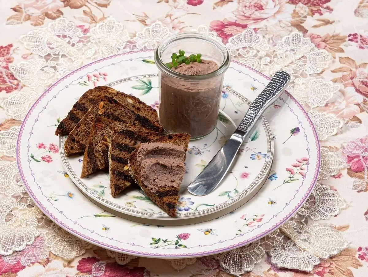 Паштет из куриной печени с яблоками, орехами и гренками