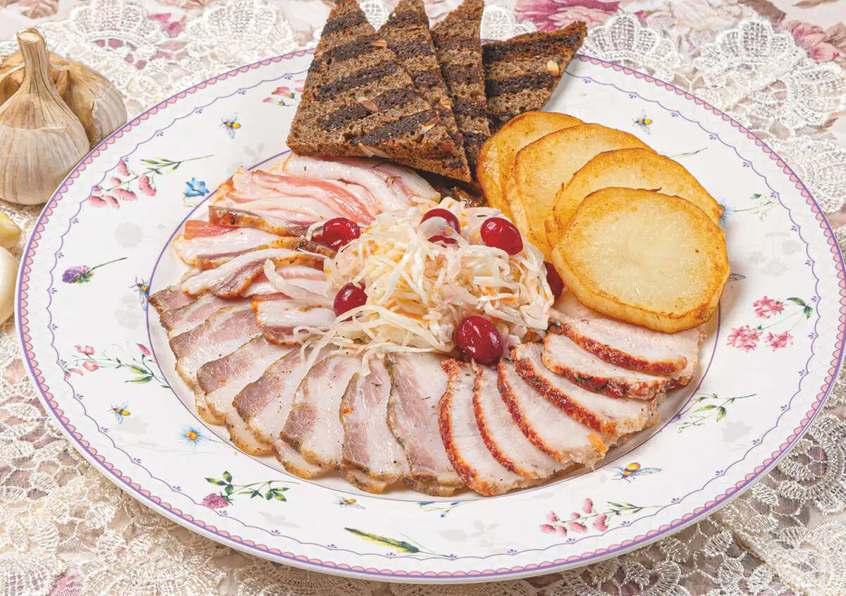 Закуска из трех видов сала, с теплым картофелем, квашеной капустой и ржаными гренками