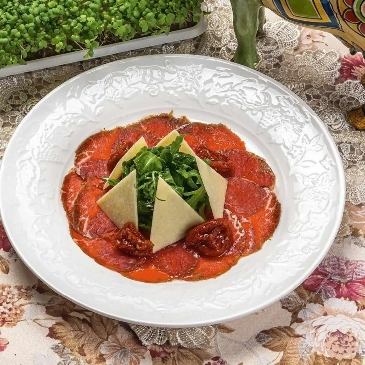 Карпаччо из телятины c рукколой, вялеными томатами и пармезаном