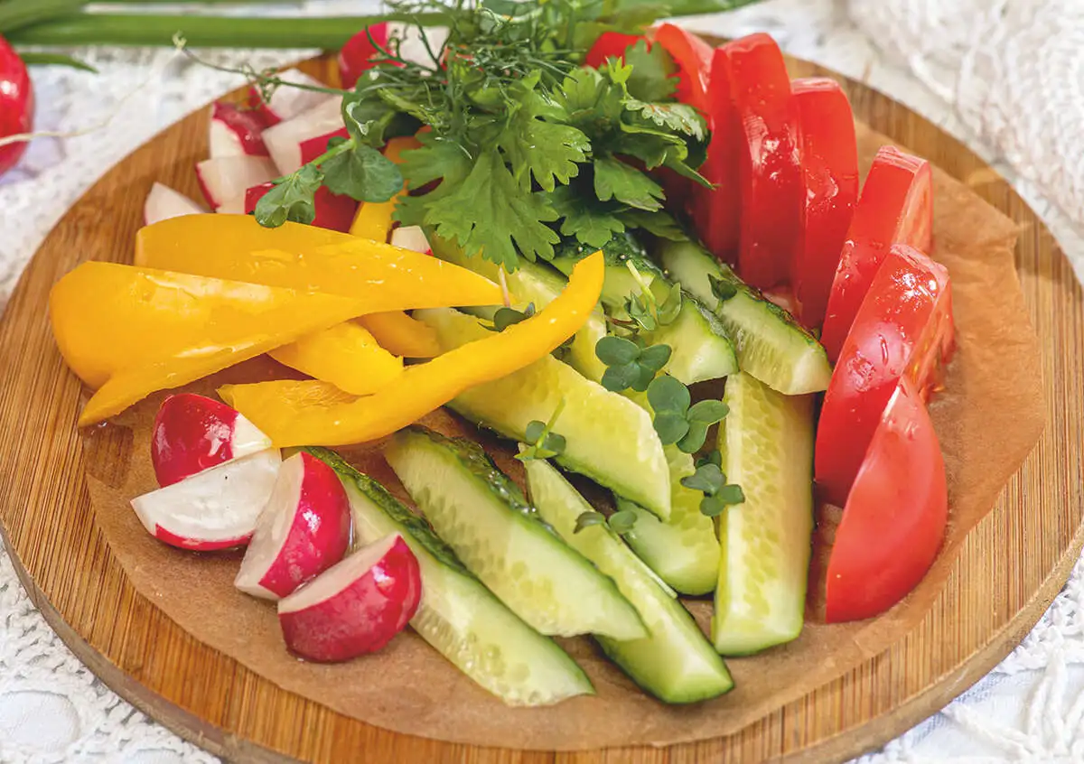 Тарелка свежих овощей и зелени