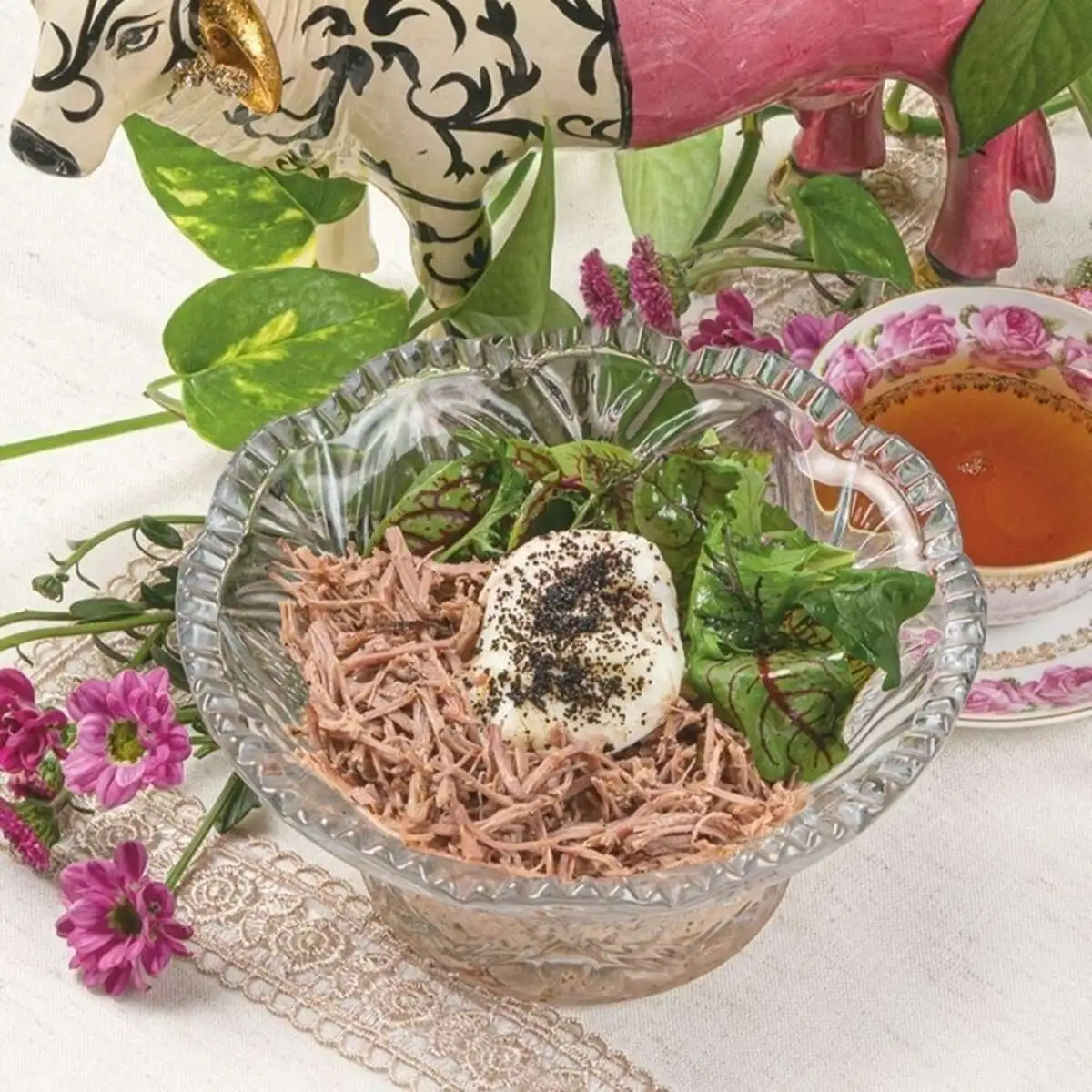 Оливье с рваной говядиной, яйцом пашот, свежим салатом и соусом кимчи