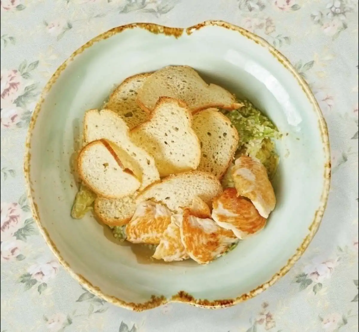 Салат Цезарь с куриной грудкой, томатами черри и чипсами из хрустящего багета